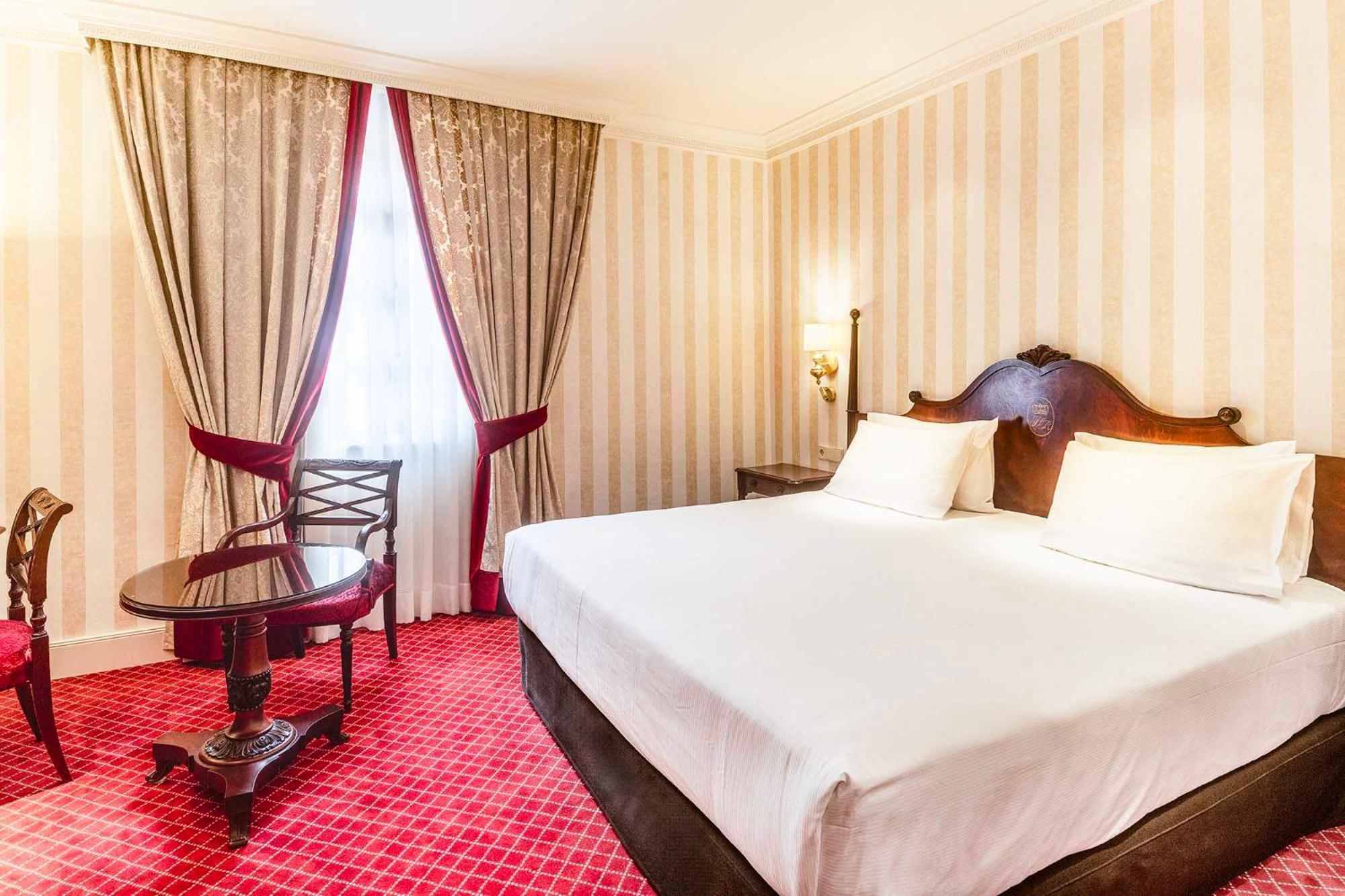 Eurostars Hotel De La Reconquista Oviedo Buitenkant foto A room at the hotel